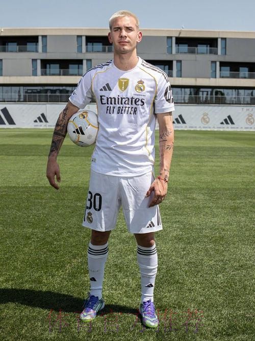 世体:皇马青训签下年轻中场大卫-梅拉多 世体:皇马青训签下年轻中场大卫-梅拉多